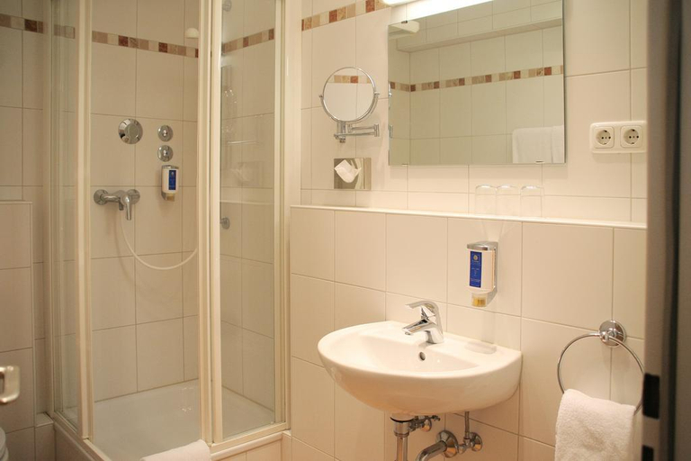 Bathroom 4, Isar City Hotel, München