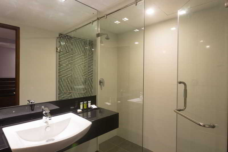Bathroom 4, Renuka City Hotel, Thimbirigasyaya