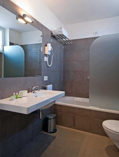 Bathroom 5, Piazza Bellini, Napoli