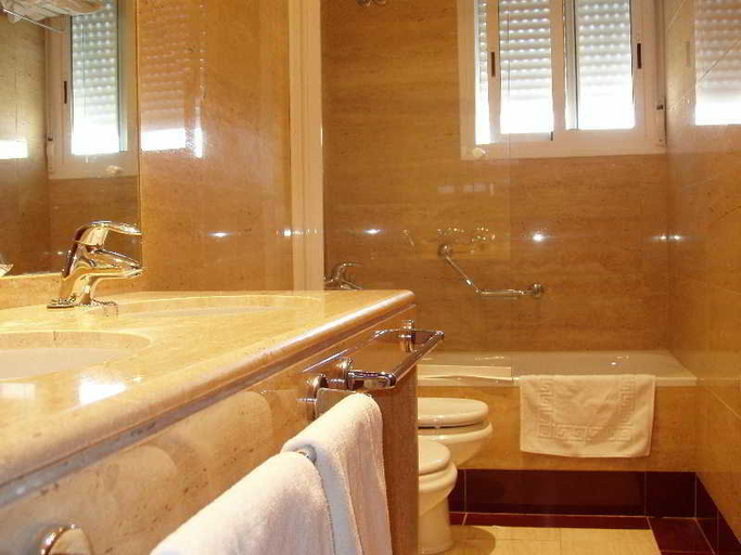 Bathroom 4, Reyes Católicos, Sevilla