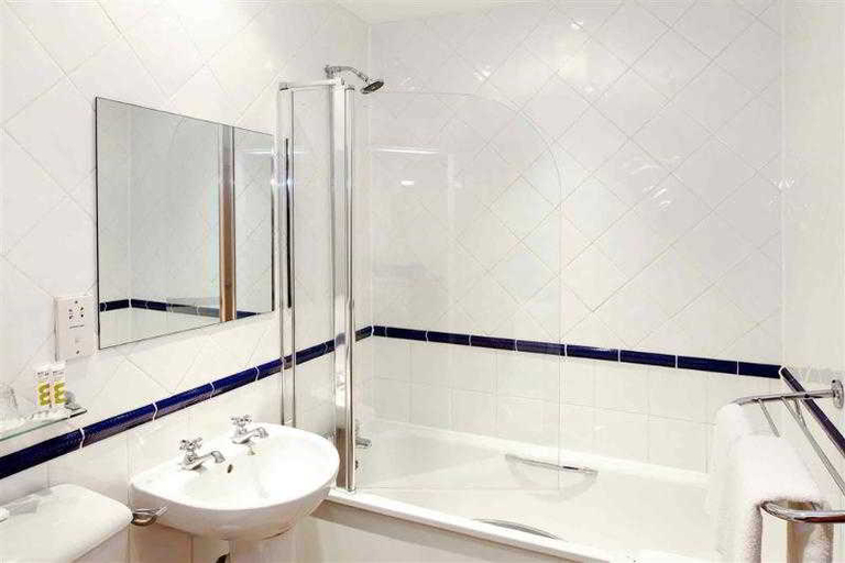 Bathroom 4, The Royal Hotel Hull, Kingston upon Hull