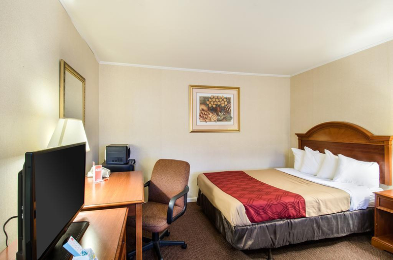 Bedroom 3, Econo Lodge Inn and Suites Northborough MA, Worcester