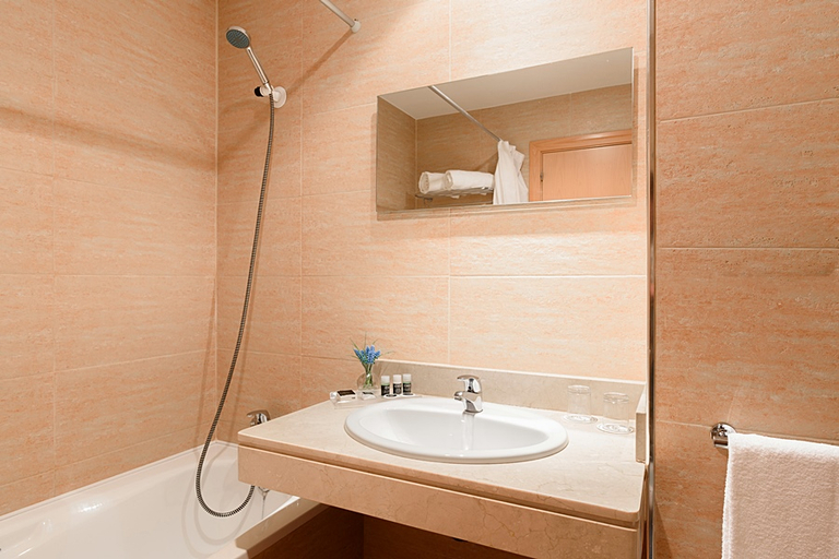 Bathroom 4, Exe Campus San Mames Aparthotel, León