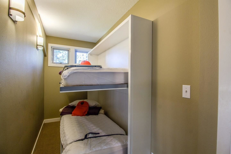 Bedroom 2, Big Leaf 25, Deschutes