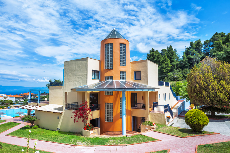 Exterior & Views
