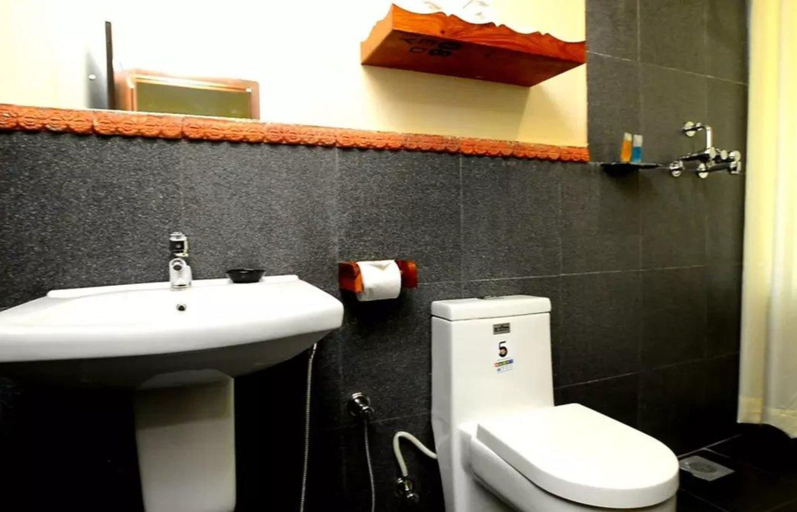 Bathroom 3, Golden Imperial Hotel & Spa, East Sikkim