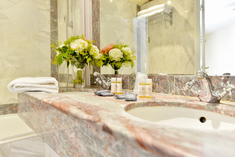 Bathroom 4, Hotel Suites Unic Renoir Saint-Germain, Paris