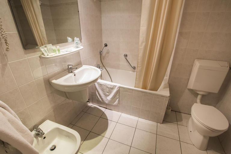 Bathroom, Hôtel Albion, Hautes-Pyrénées
