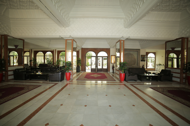 Public Area 3, Suisse, Casablanca