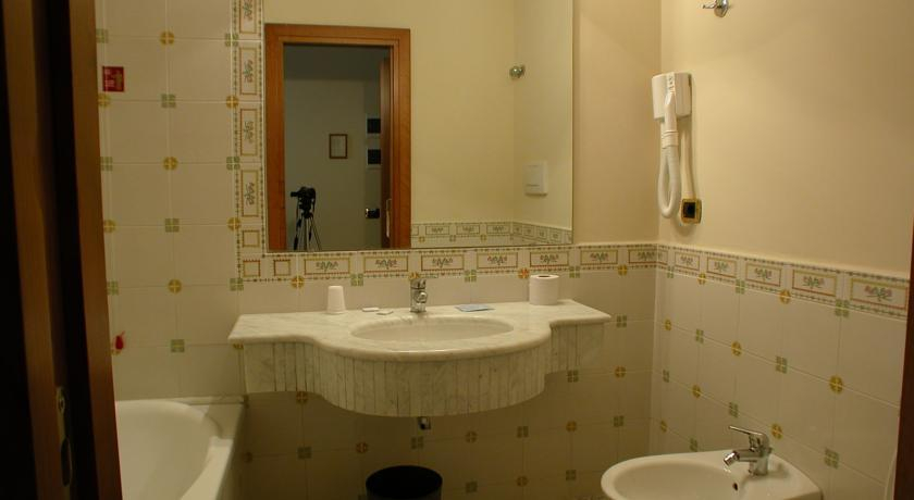 Bathroom 4, Hotel Villa Igea, Napoli