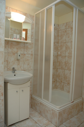 Bathroom 5, Atlantic, Budapesti
