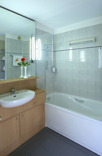Bathroom 4, Citadines Bastille Marais Paris, Paris