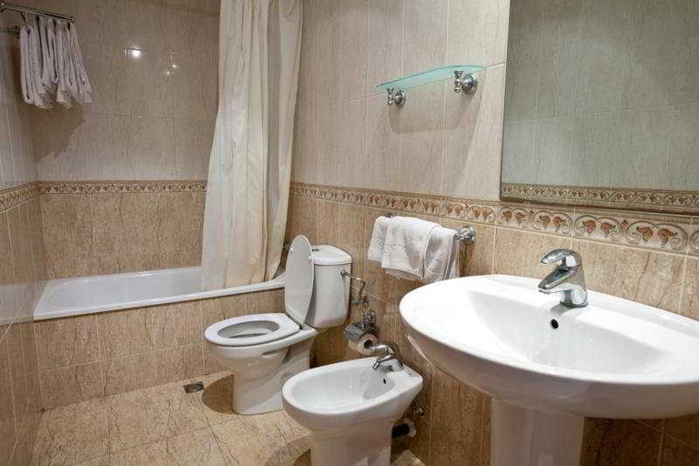Bathroom 4, Apartamentos Royal, Girona