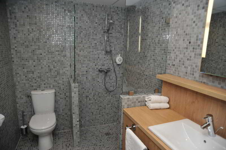 Bathroom 4, Hotel Espace Cite, Aude