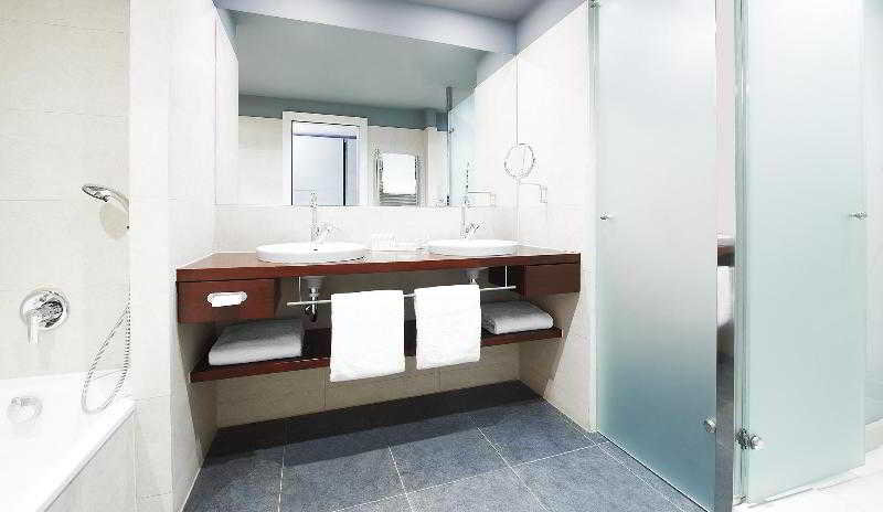 Bathroom 5, Le Meridien Ra Beach Hotel & Spa, Tarragona