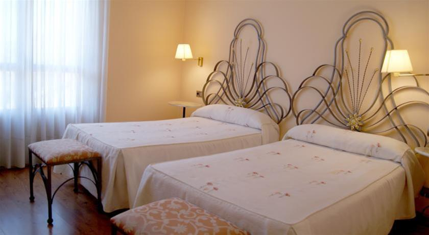 Bedroom 2, Manrique de Lara, Soria