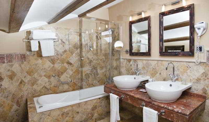 Bathroom, La Casona del Arco, Jaén