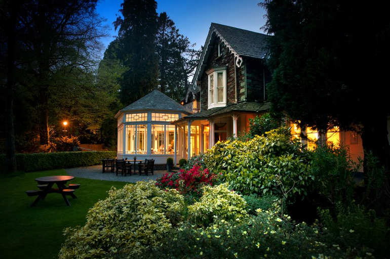 Exterior & Views
