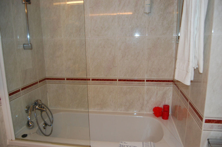 Bathroom 5, El Tarter Apartments