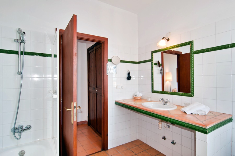 Bathroom 5, Leon de Sineu, Baleares
