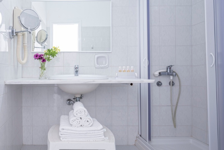 Bathroom 5, Kosmoplaz Beach Resort, South Aegean