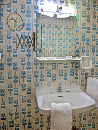 Bathroom 4, Nicola Hotel, Attica