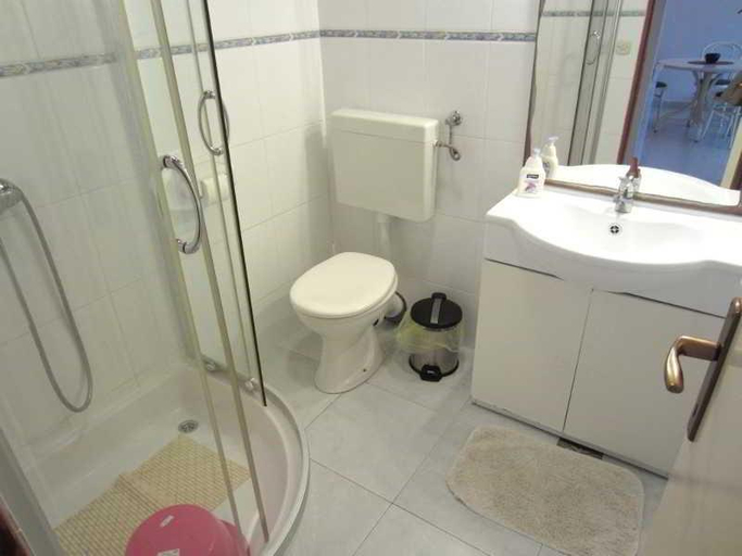 Bathroom, Apartmani Kelam, Okrug