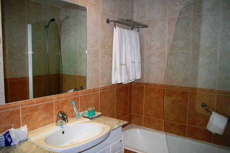 Bathroom 4, Mirasierra, Segovia
