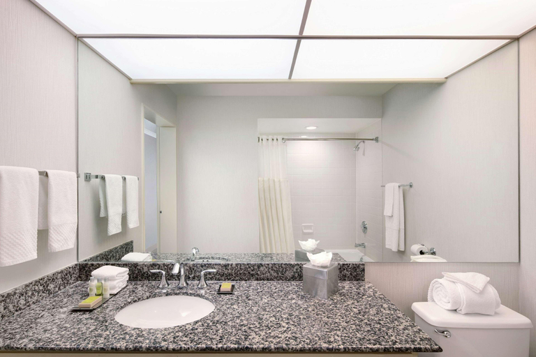 Bathroom 5, Doubletree by Hilton Sonoma Wine Country, Sonoma