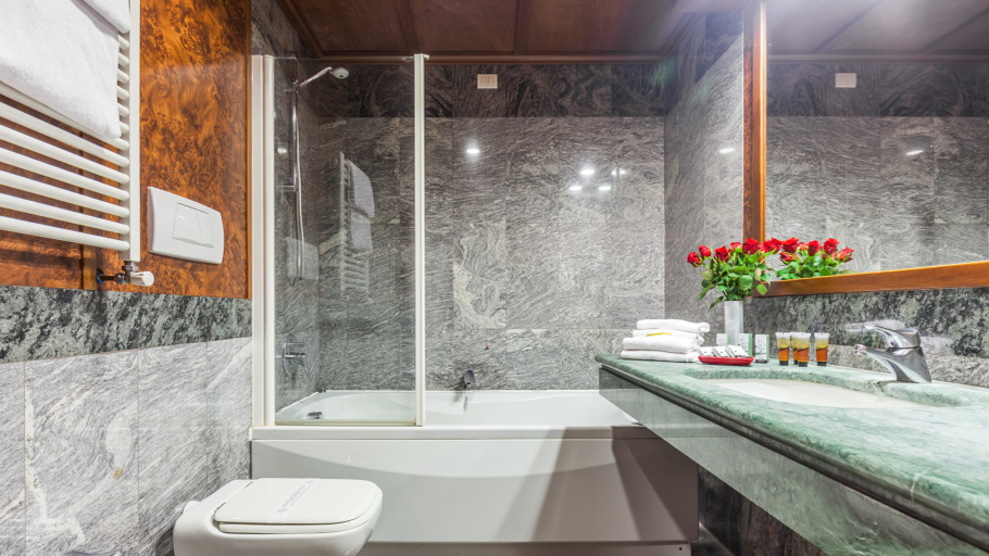 Bathroom 5, Madison Hotel, Roma