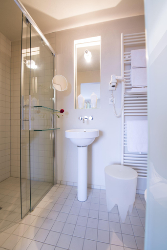 Bathroom 4, The New Yorker Hotel, Köln