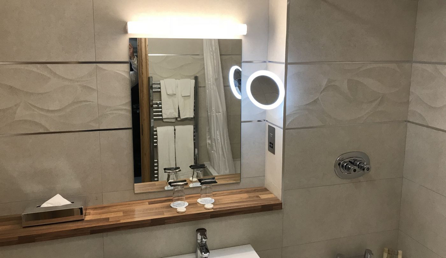 Bathroom 4, Menlo Park Hotel