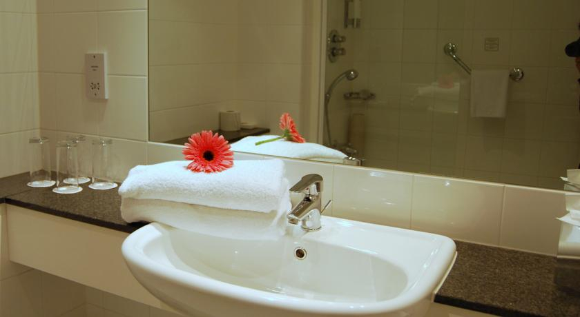 Bathroom 4, Maldron Hotel Smithfield Dublin City, Dublin