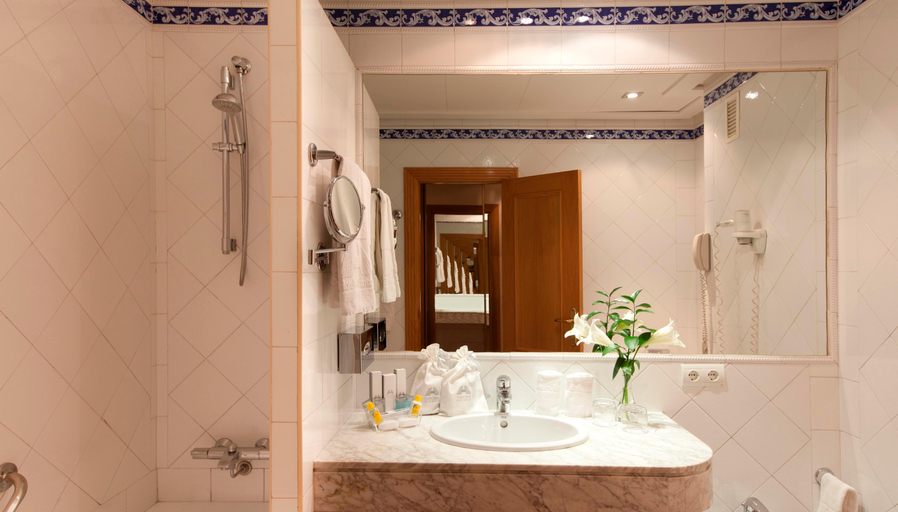 Bathroom, Santos Saray, Granada