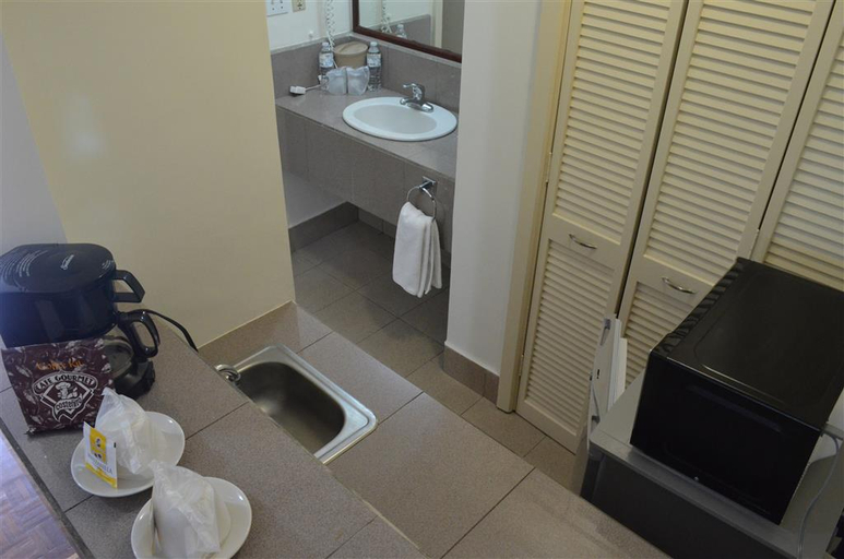 Bathroom 5, Hafersons Inn Hotel & Suites, Tampico