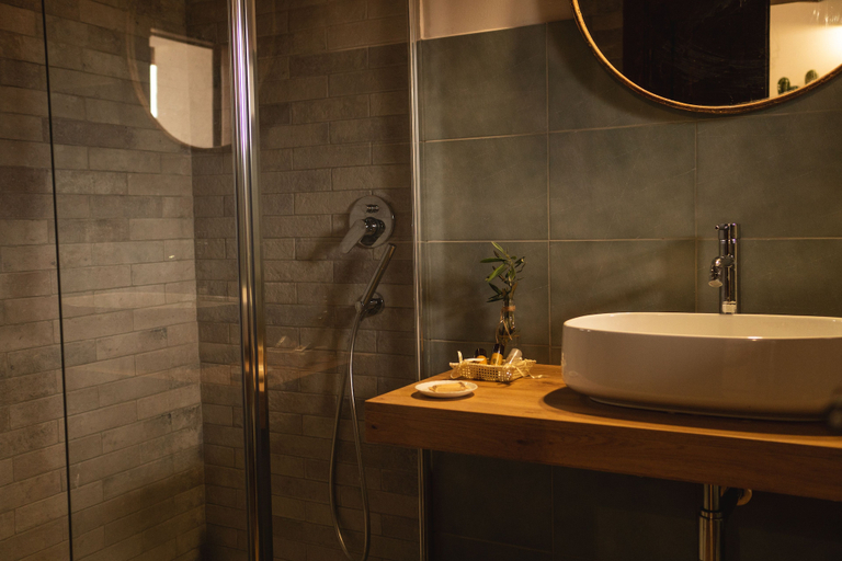 Bathroom 5, Aurora Medieval House, Latina
