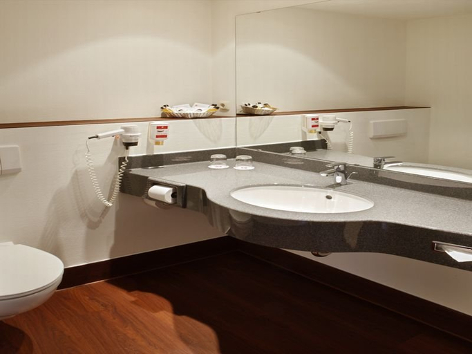 Bathroom 4, H+ Hotel Hannover, Region Hannover
