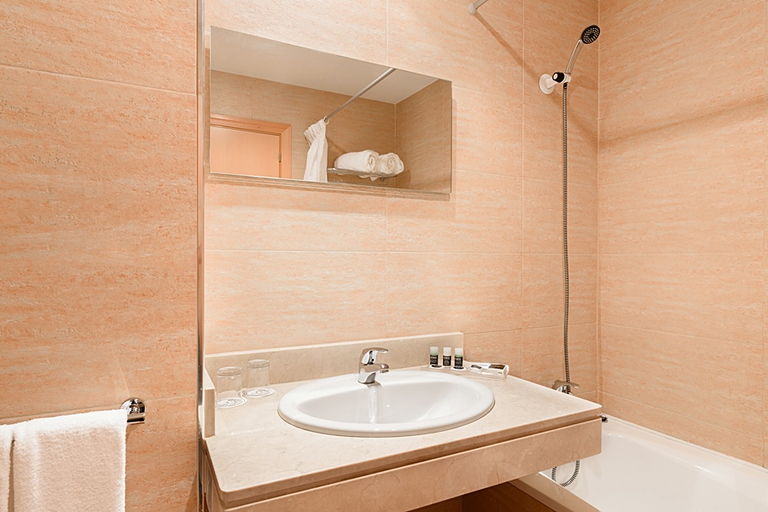 Bathroom 3, Exe Campus San Mames Aparthotel, León