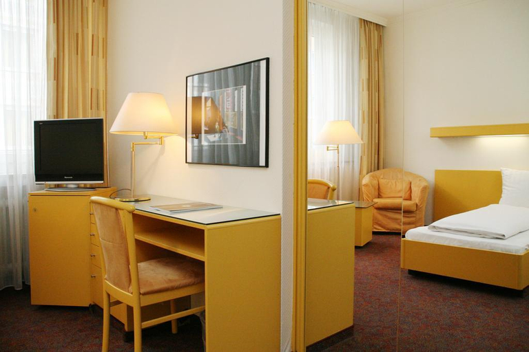 Bedroom 3, Isar City Hotel, München