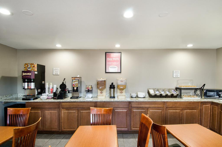 Exterior & Views 2, Econo Lodge Inn and Suites Northborough MA, Worcester