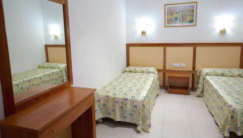 Bedroom 2, Apartamentos Royal, Girona