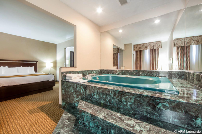 Bathroom, Comfort Suites (London), Laurel
