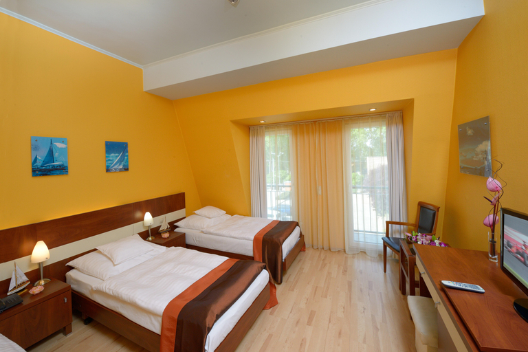 Bedroom, Holiday Beach Wellness Hotel with Sauna Park, Budapesti
