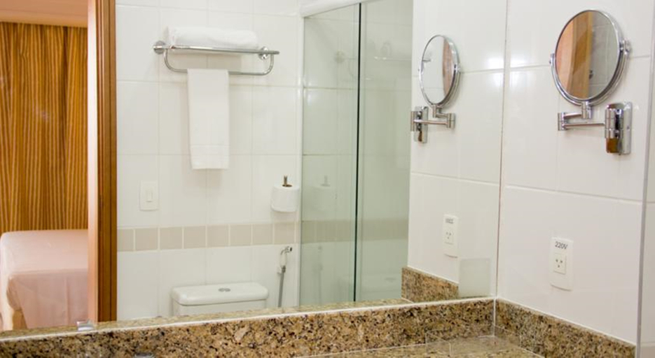 Bathroom, Wyndham Garden Manaus, Maués