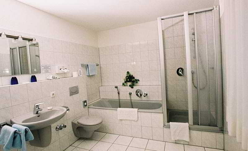 Bathroom 4, Zur Post, Bonn