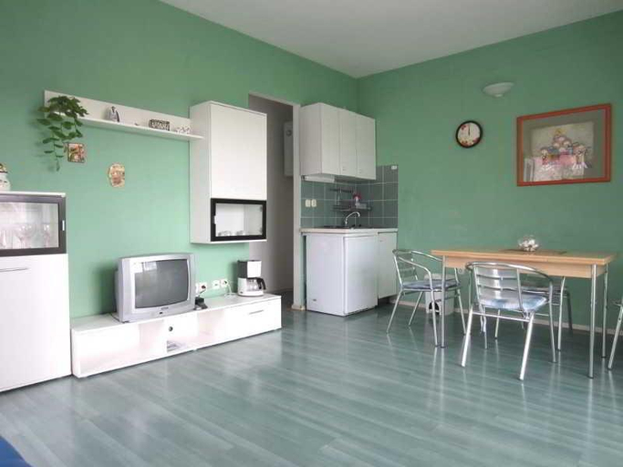 Public Area 2, Apartmani Kelam, Okrug