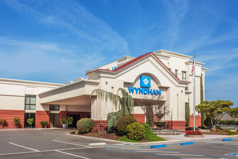 Wyndham Visalia, Tulare