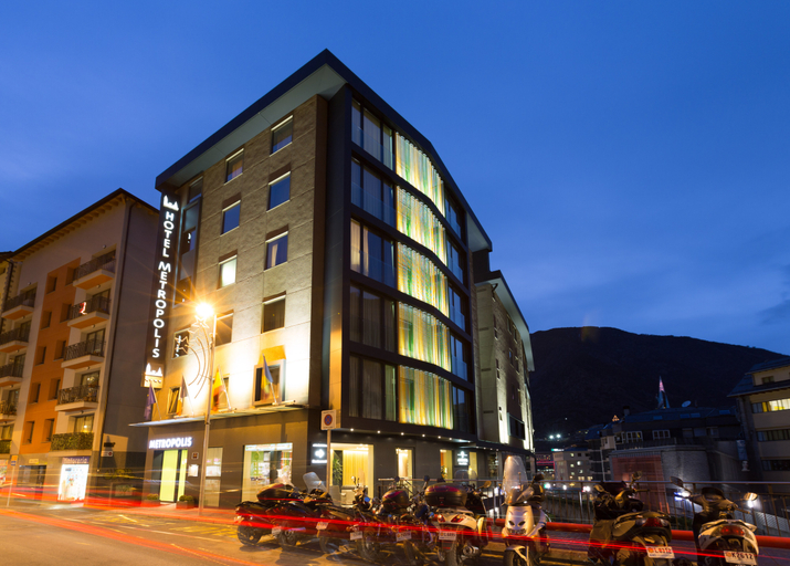 Exterior & Views