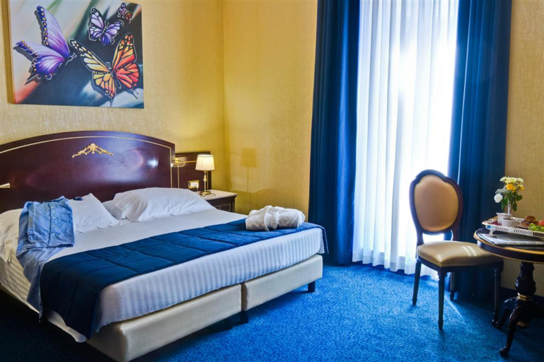 Bedroom 2, Hotel Mondial, Rome