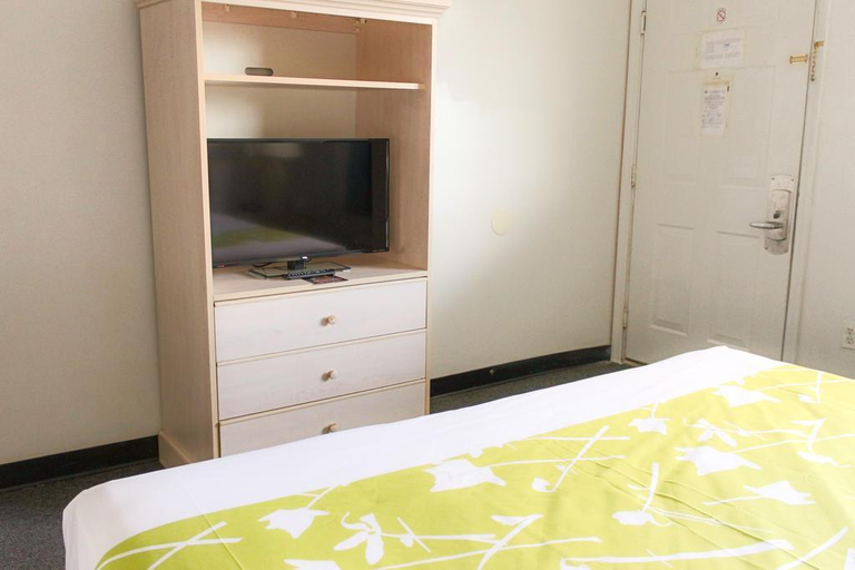 Bedroom 3, Sunstyle Suites, Orange